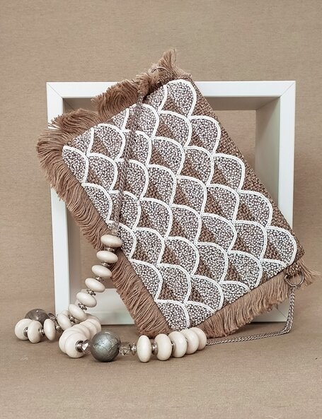borsa pochette ricamata con perline