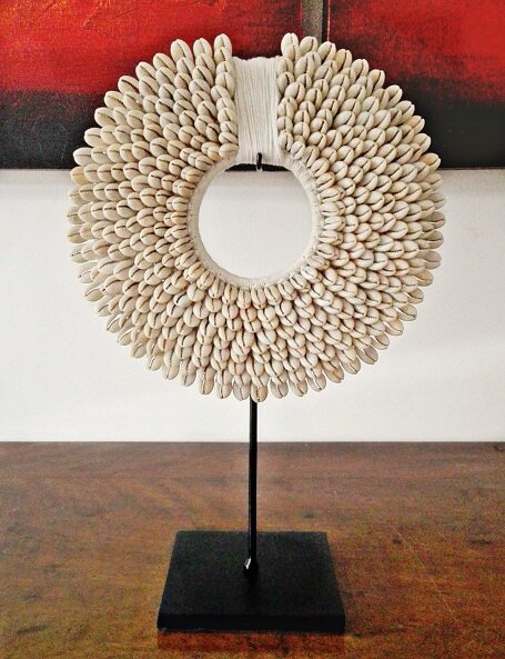 Collana di conchiglie su supporto