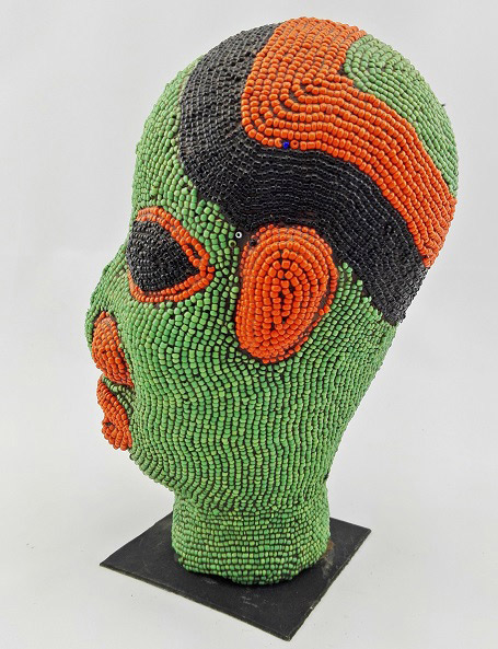 Scultura africana con perline