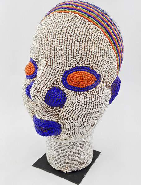 Testa africana con perline