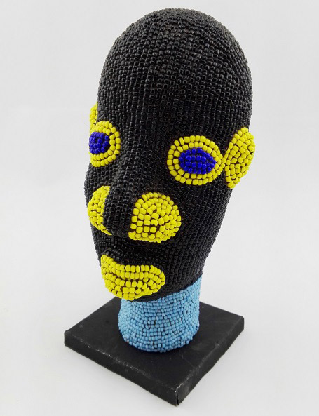Scultura africana con perline di vetro