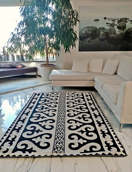 Tappeto bianco e nero